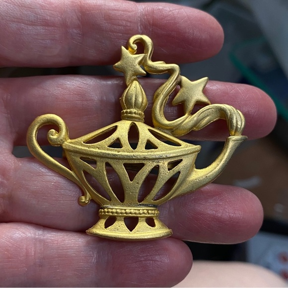 1928 Vintage Genie Aladdin's Lamp Brooch Matte Goldtone - Picture 5 of 5